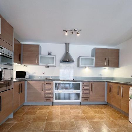 Comfort Seaside Two-Bedroom Apt 스완지 외부 사진