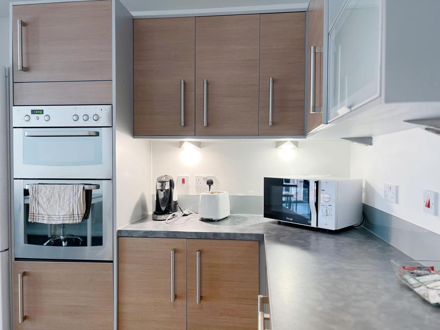 Comfort Seaside Two-Bedroom Apt 스완지 외부 사진